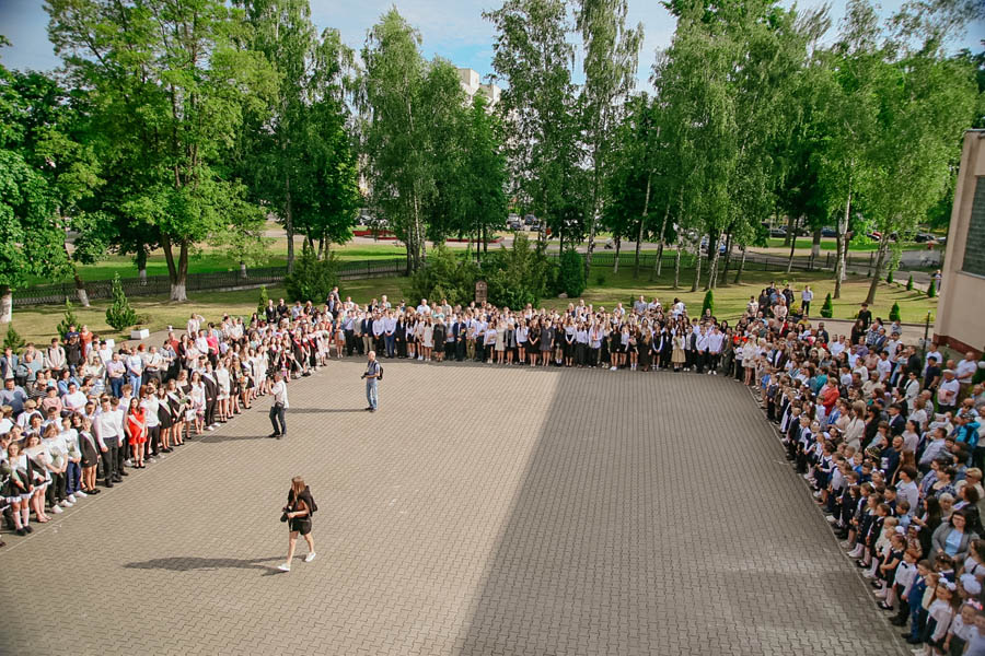 На Кобринщине «Последний звонок-2024» прошел в новом формате — более 400 выпускников торжественно простились со школой на главной площади города