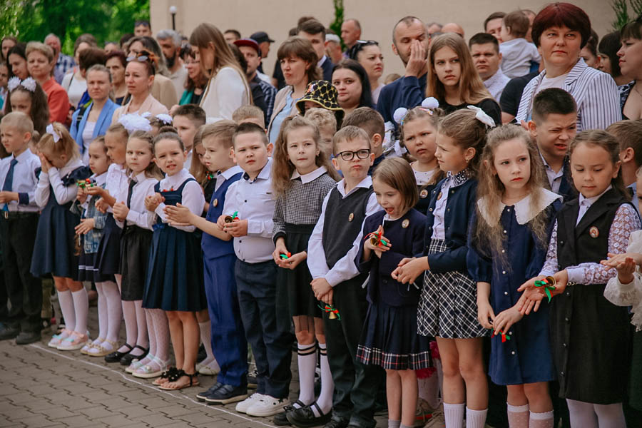 На Кобринщине «Последний звонок-2024» прошел в новом формате — более 400 выпускников торжественно простились со школой на главной площади города