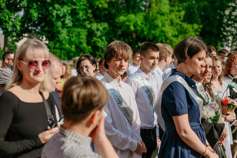 На Кобринщине «Последний звонок-2024» прошел в новом формате — более 400 выпускников торжественно простились со школой на главной площади города