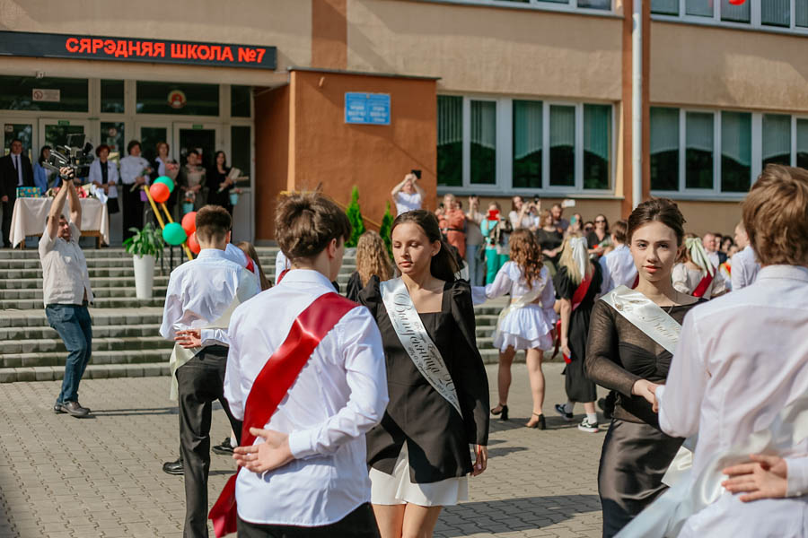 На Кобринщине «Последний звонок-2024» прошел в новом формате — более 400 выпускников торжественно простились со школой на главной площади города