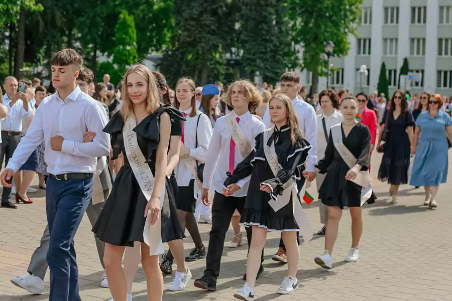 На Кобринщине «Последний звонок-2024» прошел в новом формате — более 400 выпускников торжественно простились со школой на главной площади города