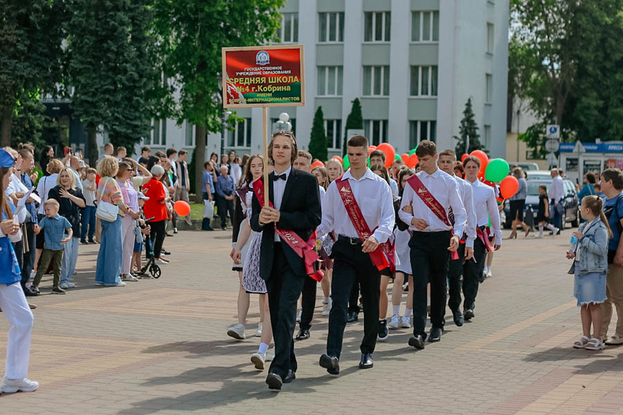 На Кобринщине «Последний звонок-2024» прошел в новом формате — более 400 выпускников торжественно простились со школой на главной площади города