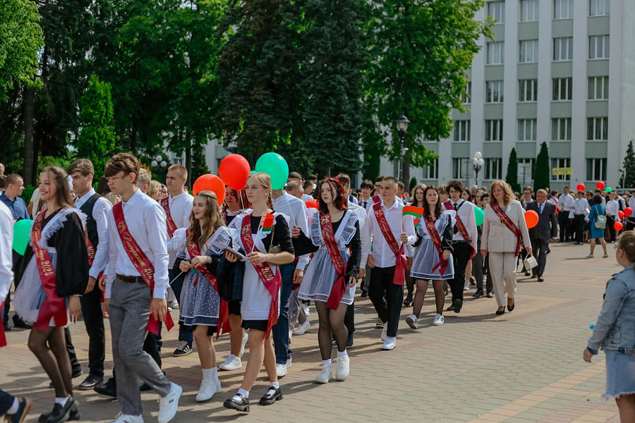 На Кобринщине «Последний звонок-2024» прошел в новом формате — более 400 выпускников торжественно простились со школой на главной площади города