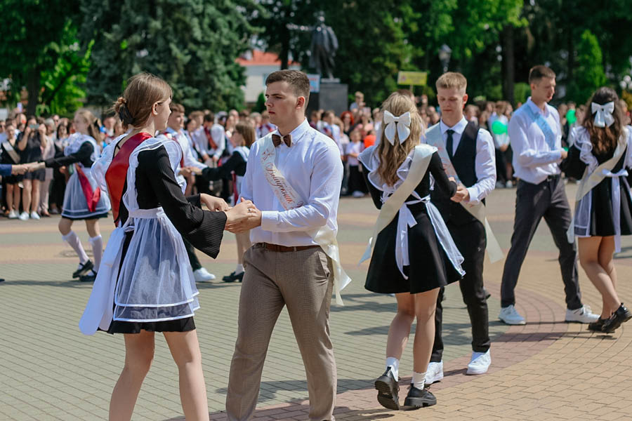 На Кобринщине «Последний звонок-2024» прошел в новом формате — более 400 выпускников торжественно простились со школой на главной площади города