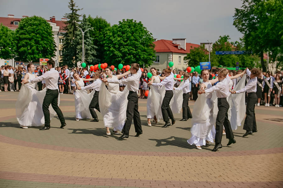 На Кобринщине «Последний звонок-2024» прошел в новом формате — более 400 выпускников торжественно простились со школой на главной площади города