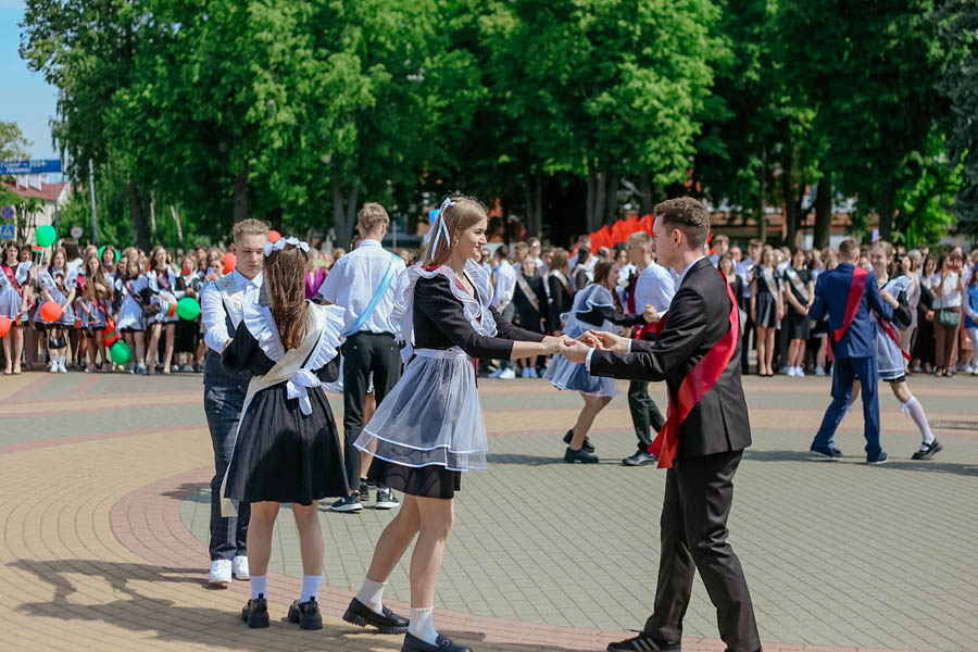 На Кобринщине «Последний звонок-2024» прошел в новом формате — более 400 выпускников торжественно простились со школой на главной площади города