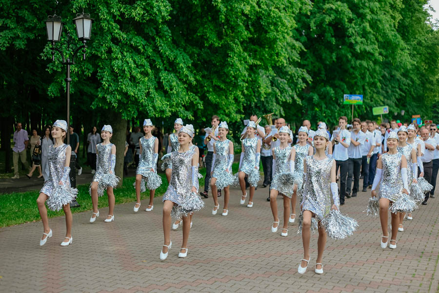 На Кобринщине «Последний звонок-2024» прошел в новом формате — более 400 выпускников торжественно простились со школой на главной площади города
