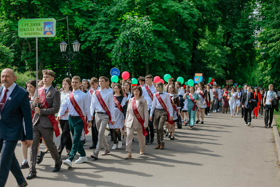 На Кобринщине «Последний звонок-2024» прошел в новом формате — более 400 выпускников торжественно простились со школой на главной площади города
