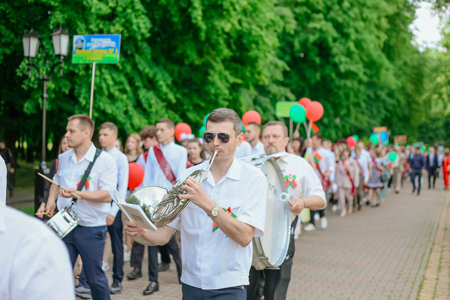 На Кобринщине «Последний звонок-2024» прошел в новом формате — более 400 выпускников торжественно простились со школой на главной площади города