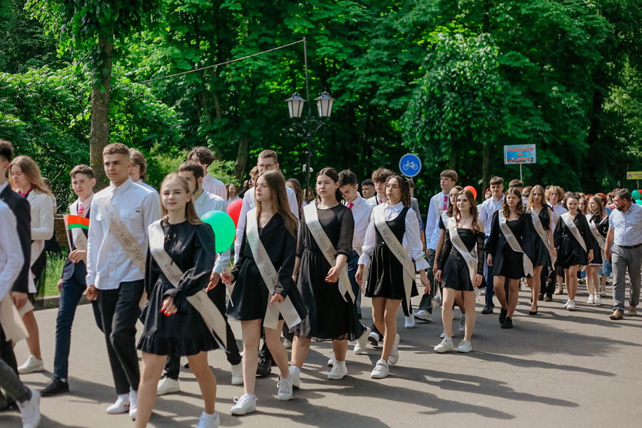На Кобринщине «Последний звонок-2024» прошел в новом формате — более 400 выпускников торжественно простились со школой на главной площади города