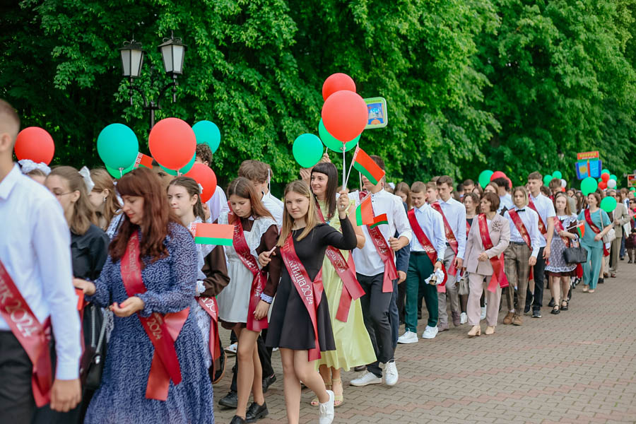 На Кобринщине «Последний звонок-2024» прошел в новом формате — более 400 выпускников торжественно простились со школой на главной площади города