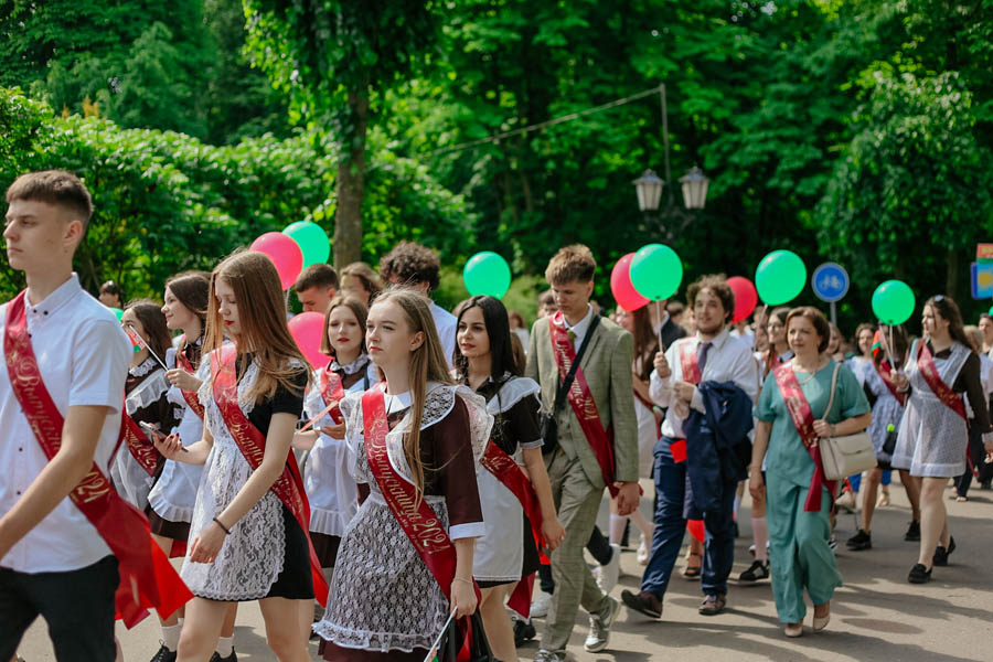 На Кобринщине «Последний звонок-2024» прошел в новом формате — более 400 выпускников торжественно простились со школой на главной площади города