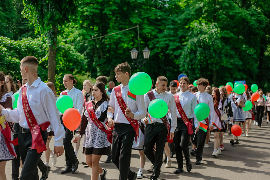 На Кобринщине «Последний звонок-2024» прошел в новом формате — более 400 выпускников торжественно простились со школой на главной площади города