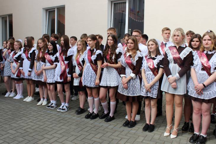 558 выпускников Кобринского района 25 мая простились со школой — для них прозвенел символичный последний звонок