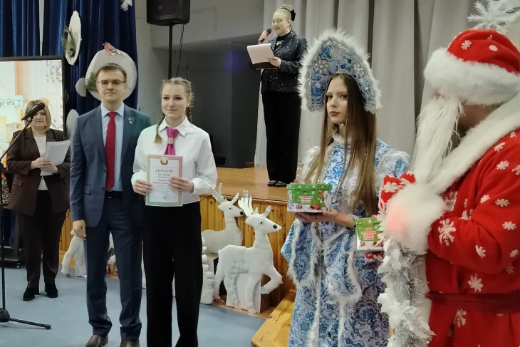 В преддверии Нового года награждены 155 победителей олимпиад и конкурсов из Кобринского района 