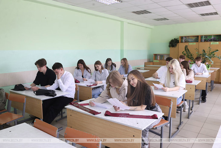 Учительница из Кобрина устроила выпускникам неожиданный сюрприз, который растрогал их до слёз (видео)