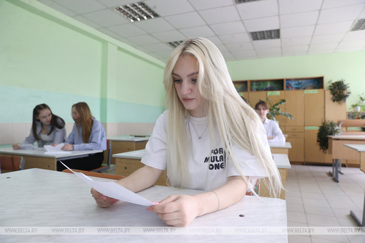 Учительница из Кобрина устроила выпускникам неожиданный сюрприз, который растрогал их до слёз (видео)