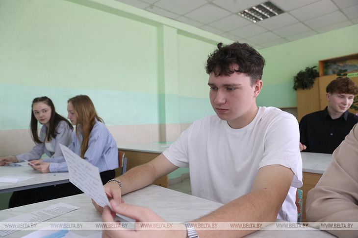 Учительница из Кобрина устроила выпускникам неожиданный сюрприз, который растрогал их до слёз (видео)