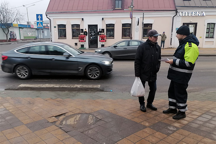 На улицах Кобрина инспекторы ГАИ общались с участниками дорожного движения около пешеходных переходов
