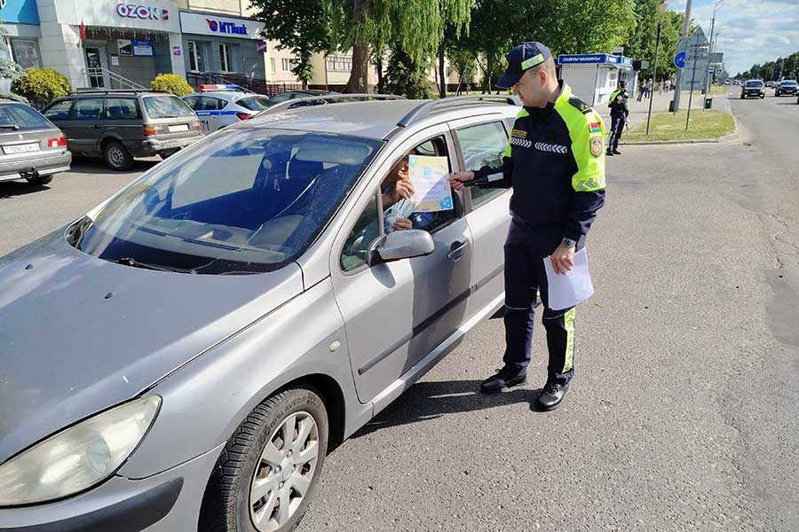 Ближний свет фар нужно включать до 5 июня даже днём — в Кобрине инспекторы ГАИ напомнили водителям о правилах