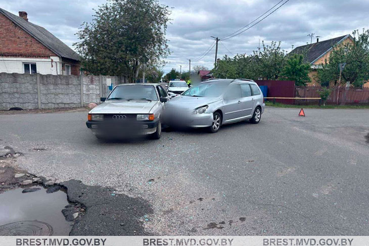 10 мая в Кобрине произошло ДТП: Peugeot не уступил дорогу Audi — один из водителей госпитализирован