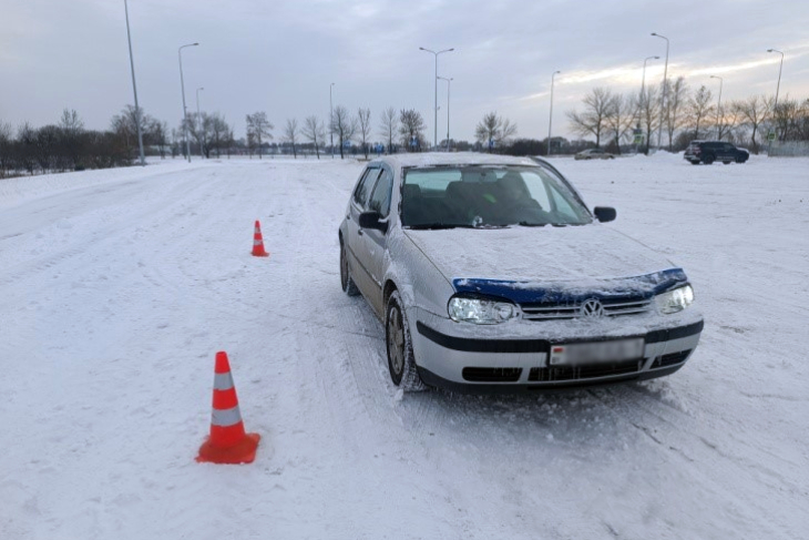 Легко ли остановить автомобиль на летней резине — в Кобрине сотрудники ГАИ провели эксперимент