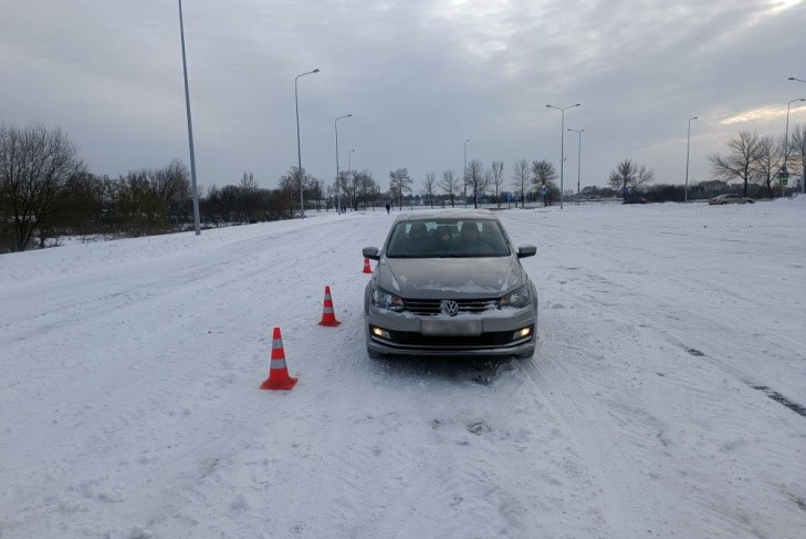 Легко ли остановить автомобиль на летней резине — в Кобрине сотрудники ГАИ провели эксперимент