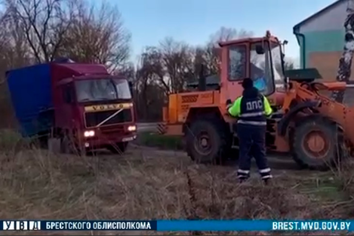 Водитель грузовика застрял по пути из Бреста в Кобрин – помогли сотрудники ОГАИ Кобринского РОВД