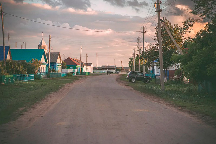 Парковка у чужого забора: участковый объясняет, в каких случаях это незаконно