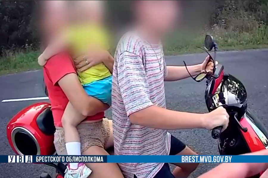 12-летнего подростка за рулём электроскутера остановили сотрудники ГАИ – он вез маму с ребенком, а отвечать будет отец