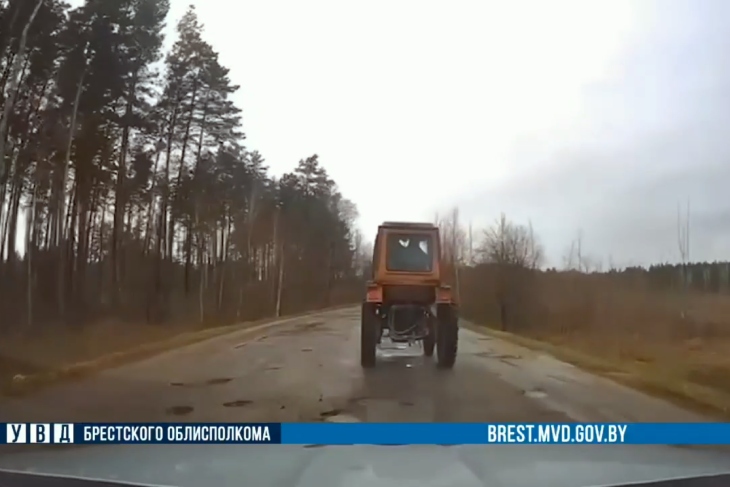 Пьяный бесправник на тракторе пытался скрыться от ГАИ (видео)