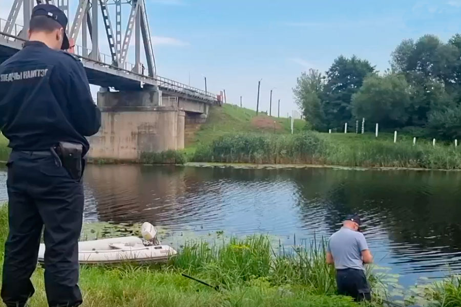 Двое мужчин решили переплыть Мухавец – один утонул, поиски второго продолжаются
