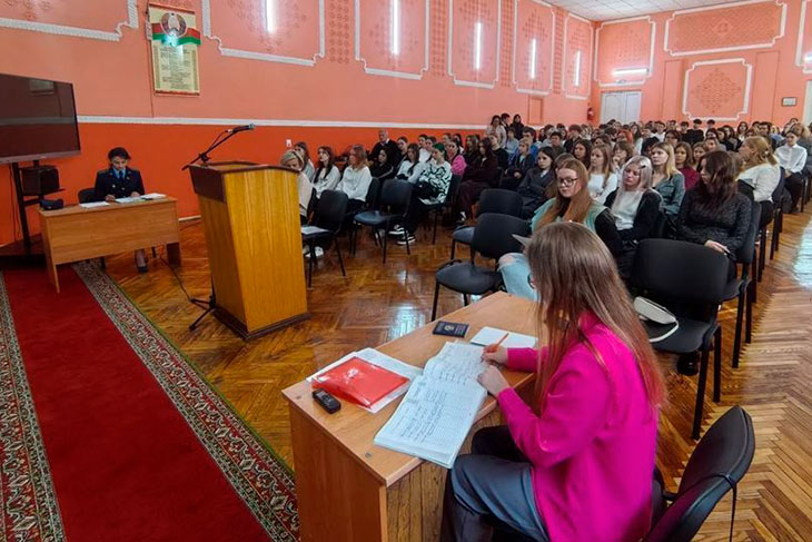 За 1,4 года исков на 1,4 миллиона рублей: прокуратура Брестчины предъявила требования выпускникам о возврате денег за неотработку