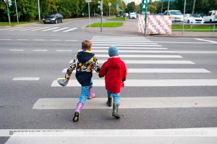 Дети на дорогах — в Беларуси начались осенние каникулы. ГАИ обращается к водителям и родителям