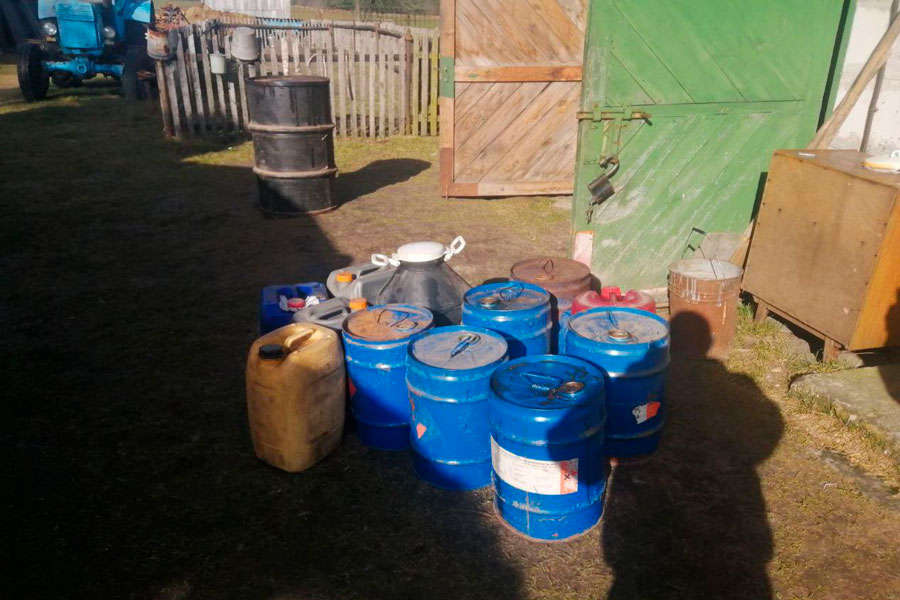 У пенсионера в Кобринском районе нашли 490 литров окрашенного дизтоплива