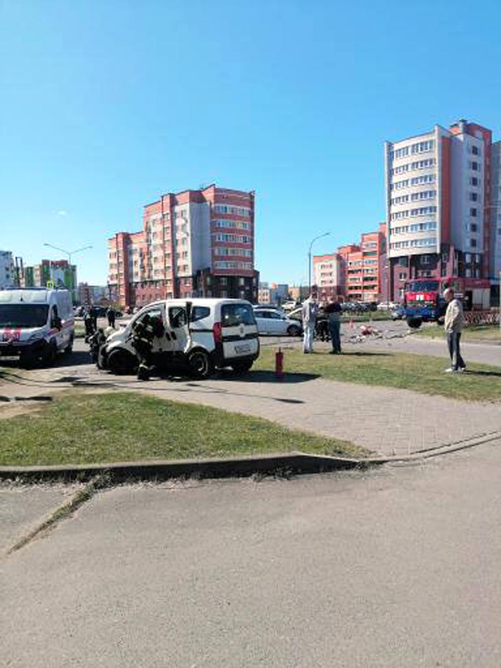 ДТП на ул. Дружбы в Кобрине: «Fiat» не уступил дорогу «Renault» – пострадали оба водителя