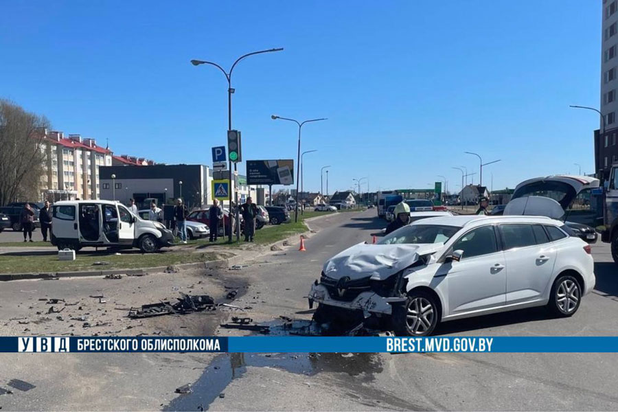 ДТП на ул. Дружбы в Кобрине: «Fiat» не уступил дорогу «Renault» – пострадали оба водителя