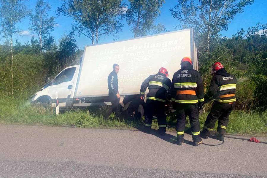 Проявил невнимательность: водитель грузовика «Ивеко» съехал в кювет трассы М1-E30 – никто не пострадал