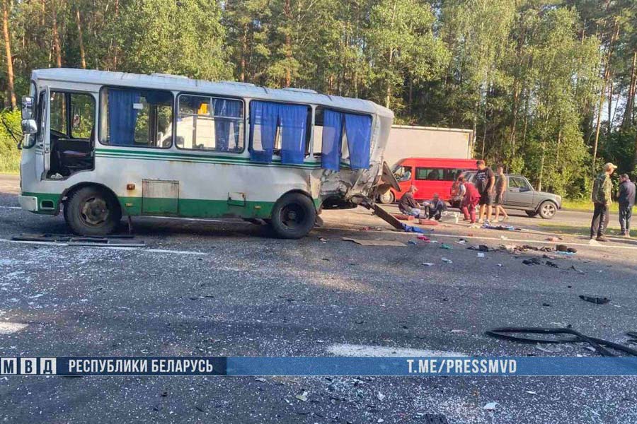 ДТП с 15-ю пострадавшими в Брестской области: на М1 столкнулись автобус и микроавтобус
