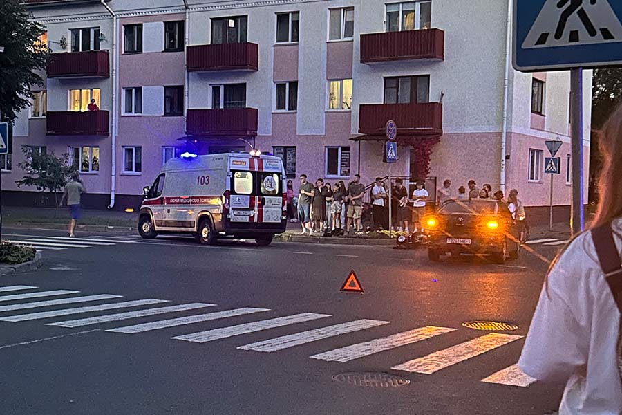 ДТП в Кобрине: мотоцикл и автомобиль столкнулись вечером 30 июля на перекрестке улиц Пушкина и Жукова