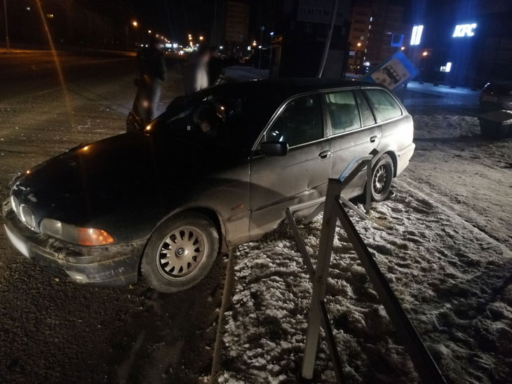 БМВ, на котором нетрезвый бесправник снес световую опору в Кобрине, оказалось угнанным 