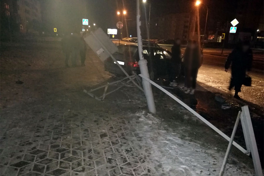 В Кобрине 17-летний нетрезвый бесправник въехал в световую опору, на М-1 водитель уснул за рулем