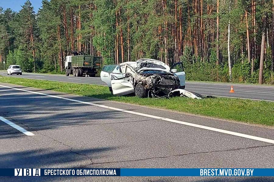 32-летний кобринчанин уснул за рулем и въехал в попутный грузовик на автодороге М1/Е30