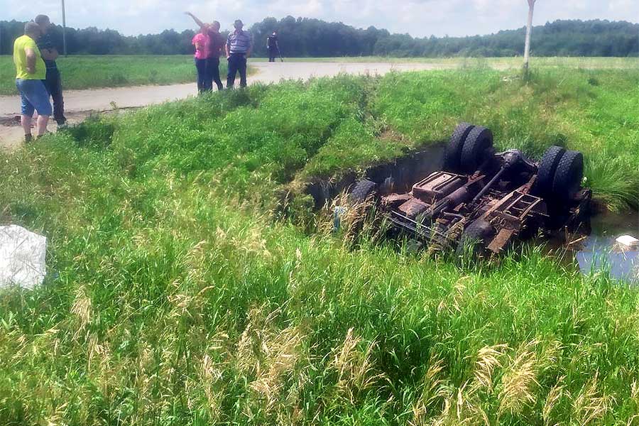 Очевидцев и свидетелей ДТП 27 июня, в результате которого ЗИЛ опрокинулся в мелиоративный канал, просят откликнуться