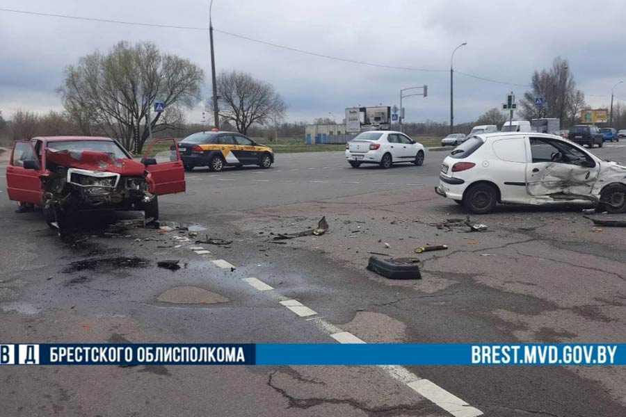 Кобринчанин попал в аварию на Варшавском шоссе в Бресте. За рулем встречного авто была 19-летняя девушка