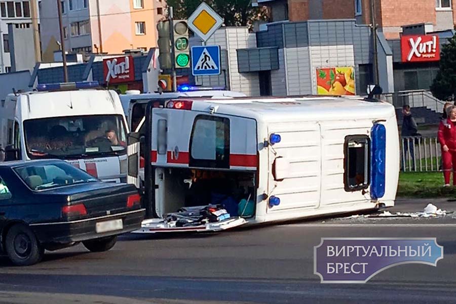 В Кобрине скорая столкнулась с «БМВ» — от удара спецтранспорт опрокинулся (видео)