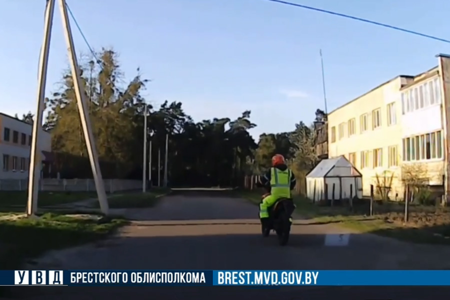 В Кобринском районе мотоциклист-бесправник пытался скрыться от ГАИ и врезался в служебный автомобиль