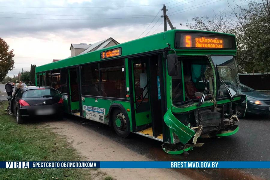 В Кобрине 11 октября столкнулись автомобиль и автобус – подробности ДТП
