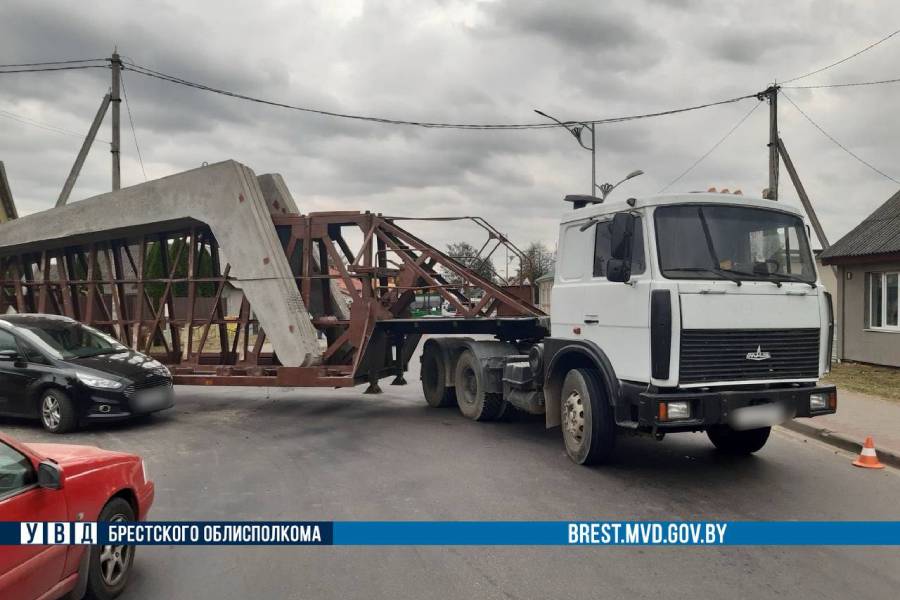  В Кобрине грузовой автомобиль зацепил легковушку при повороте 