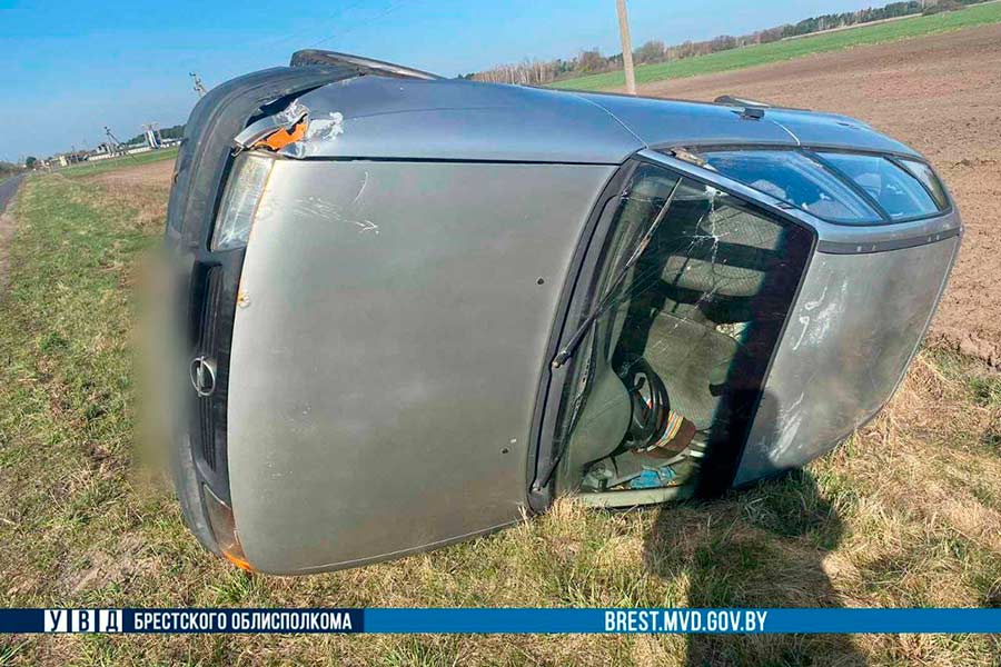 В Брестской области «Опель» сбил подростка на электровелосипеде и съехал в кювет — мальчика госпитализировали